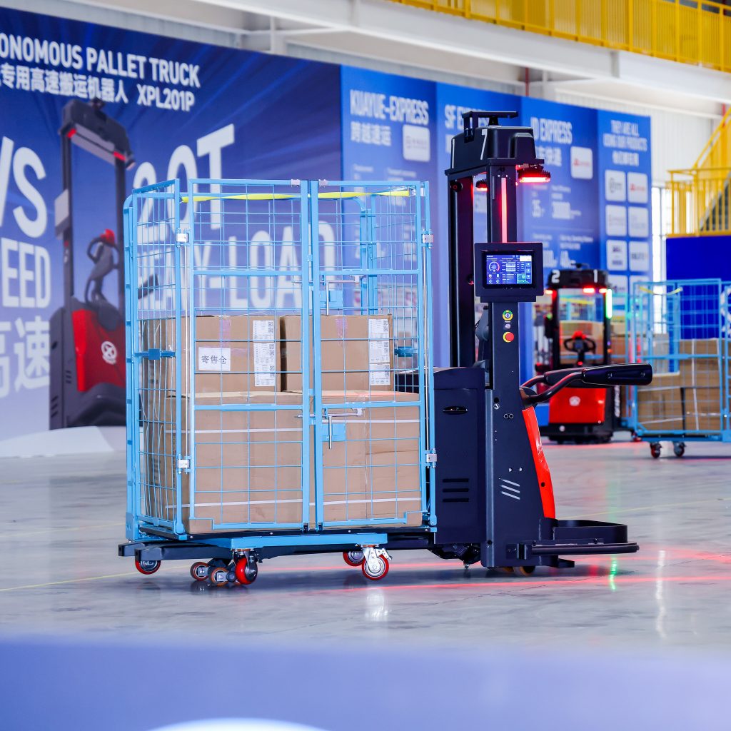 Automatisierter Stapler von EP Equipment übernimmt einen Rollbehälter in der Bereitstellungszone