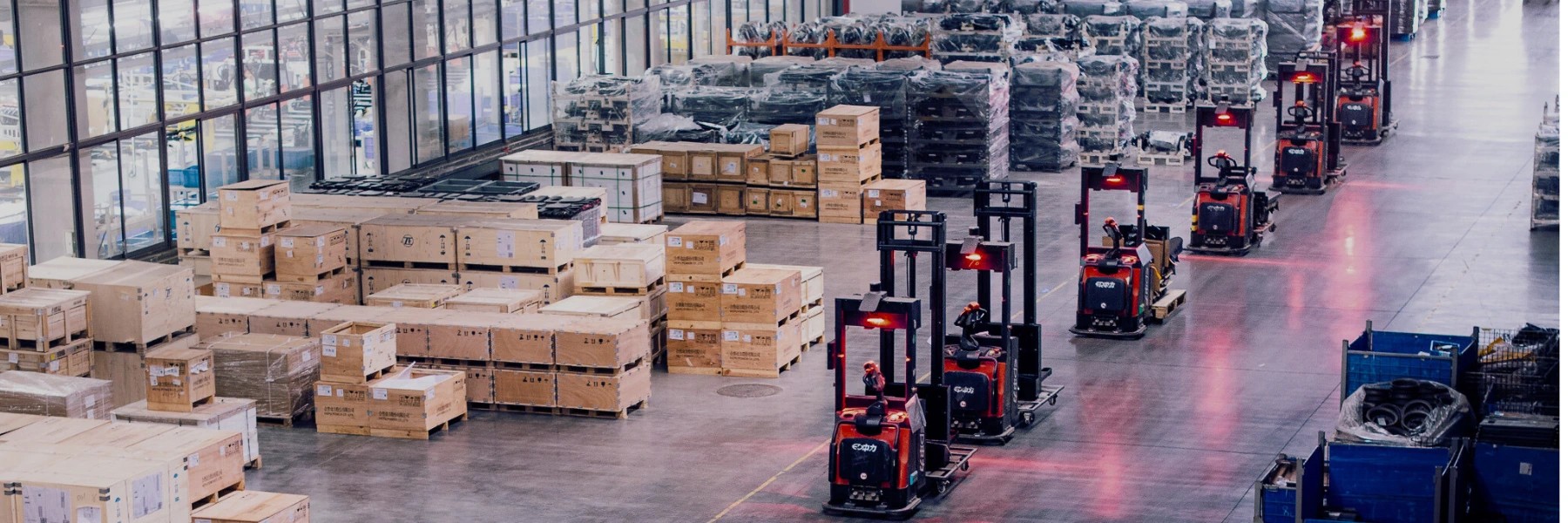 Autonome AMR-Fahrzeuge von EP Equipment arbeiten in einer Lagerhalle