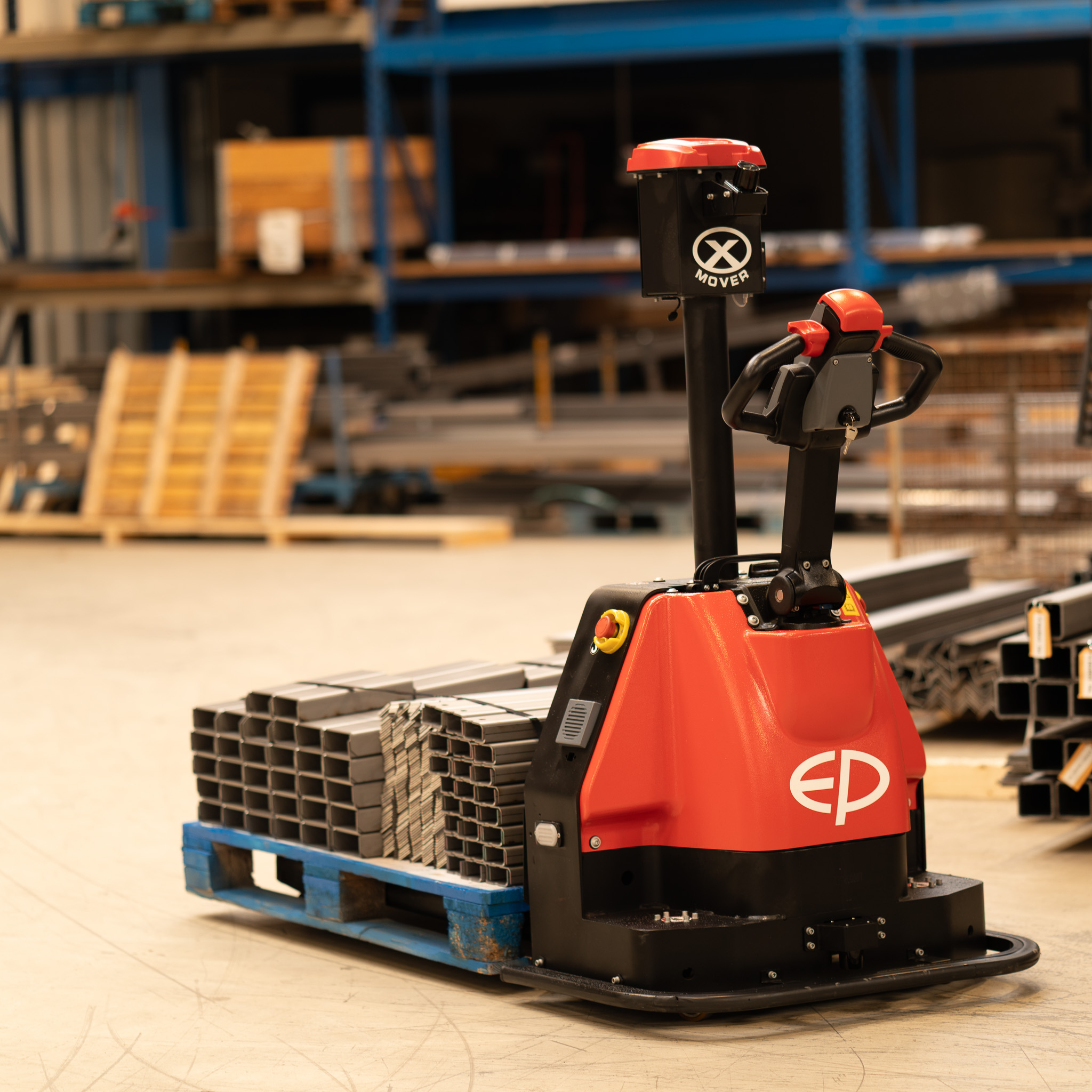 Autonomer mobiler Roboter (AMR) von EP Equipment transportiert eine Palette durch das Lager